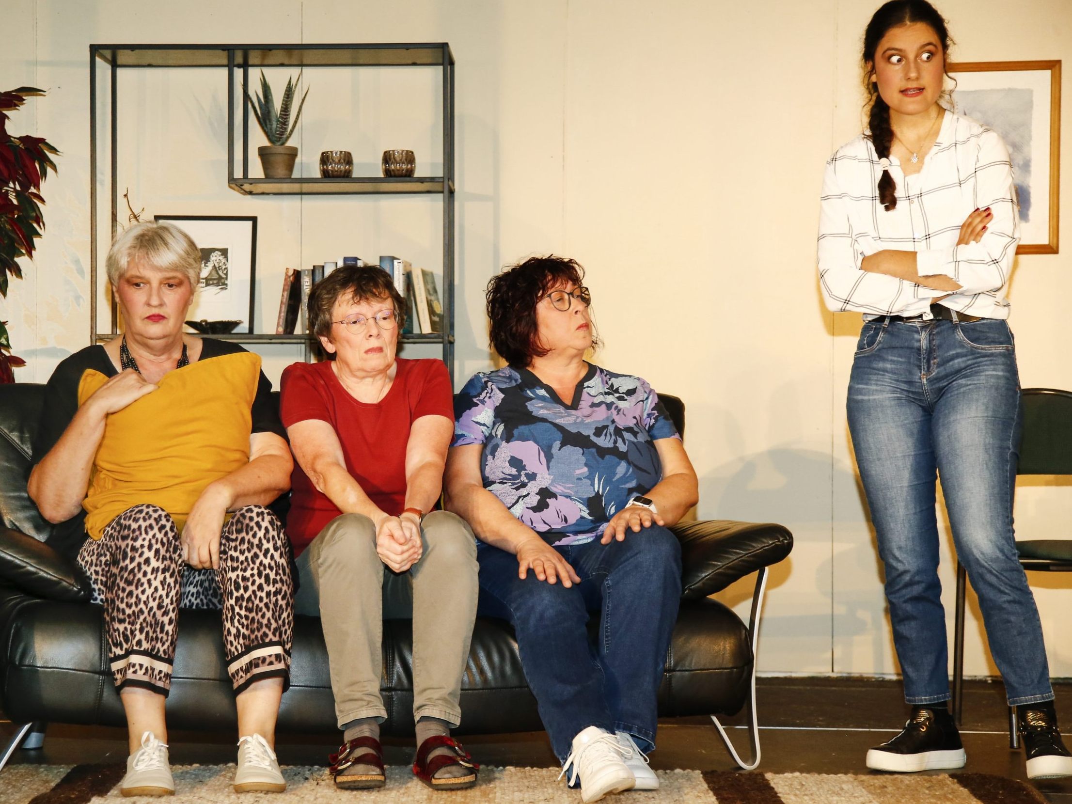 Die Theatergruppe Mäder führt derzeit das Stück "Dreierpack" im Theaterkeller der MS Mäder auf.