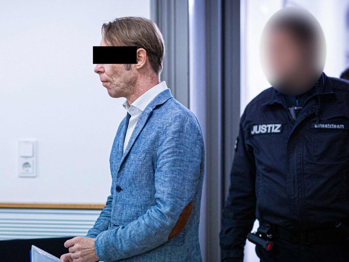 Christian B. kommt im Gerichtssaal an Christian B. kommt im Gerichtssaal an