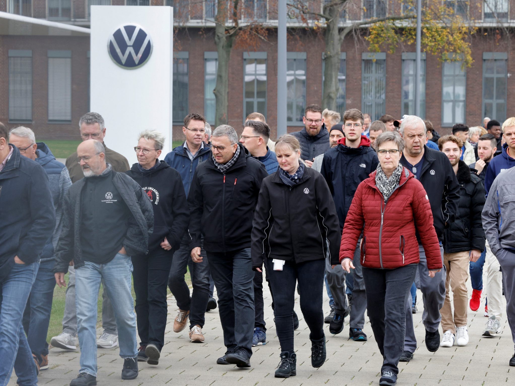 Die VW-Mitarbeiter verlassen das Werk nach den schlechten Nachrichten. Die VW-Mitarbeiter verlassen das Werk nach den schlechten Nachrichten.