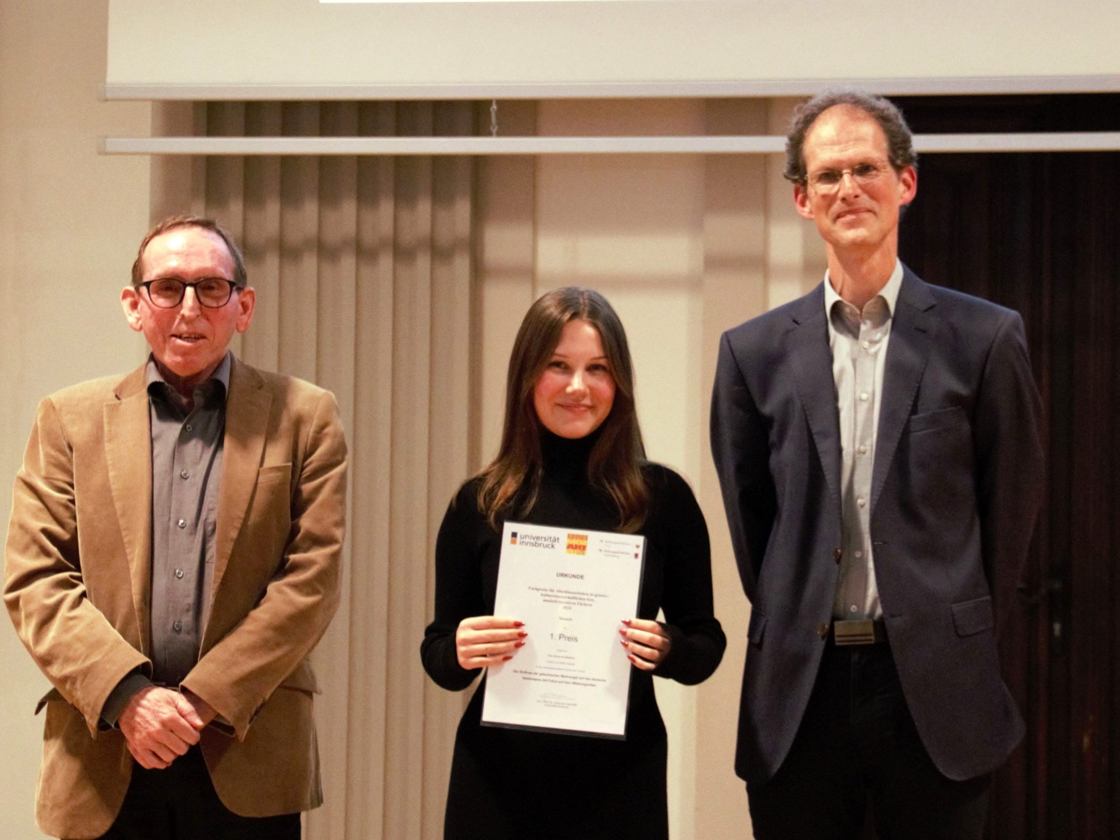Betreuungslehrer Walter Gasperi, Emma Waldner und Prof. Johannes Odenthal bei der Überreichung des Dekrets. Betreuungslehrer Walter Gasperi, Emma Waldner und Prof. Johannes Odenthal bei der Überreichung des Dekrets.