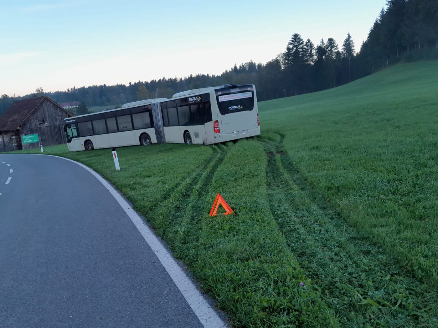 Der Postbus blieb in einer Wiese stecken,