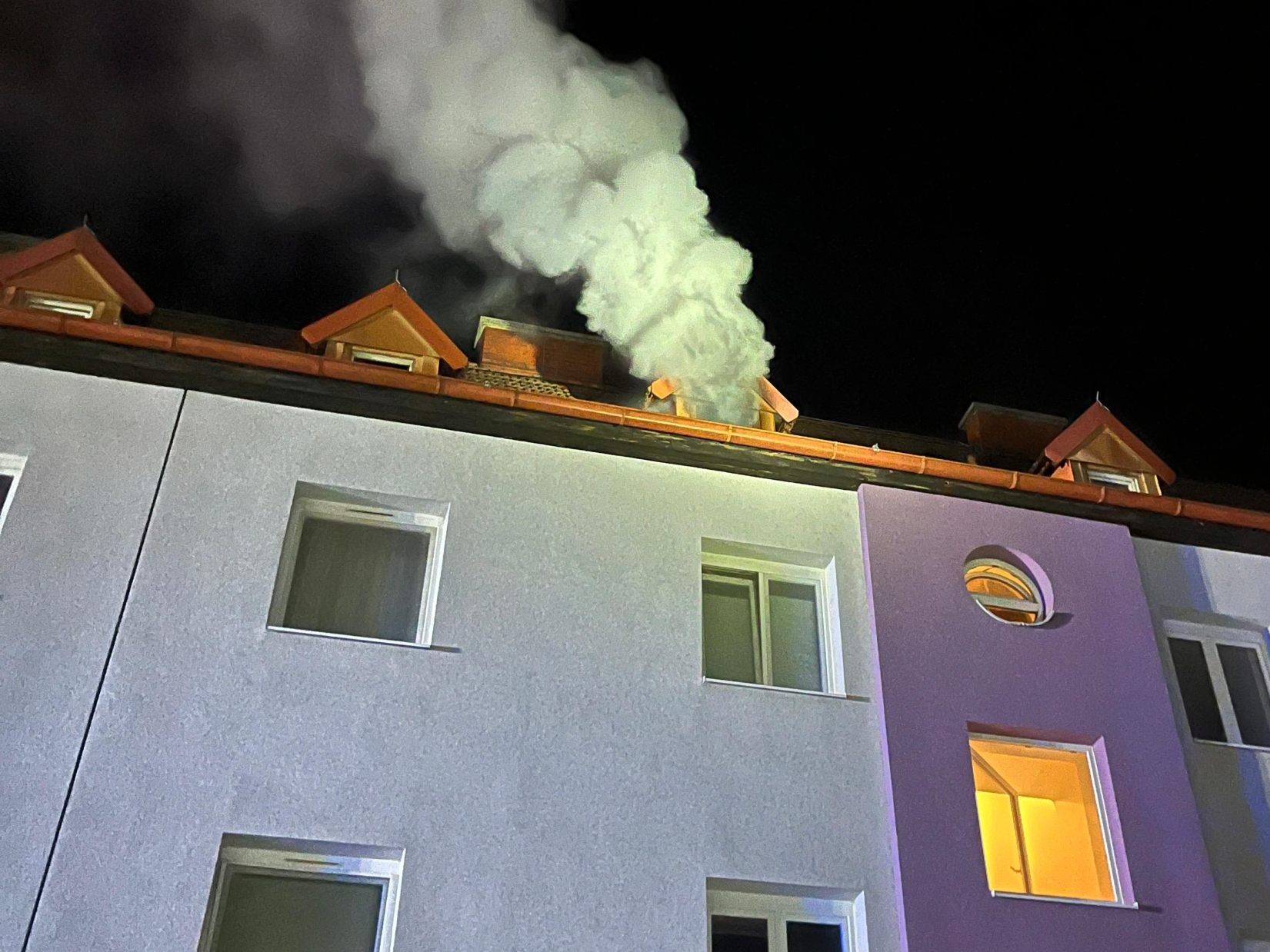 Ein Dachstuhlbrand forderte die FF Wr. Neustadt. Ein Dachstuhlbrand forderte die FF Wr. Neustadt.