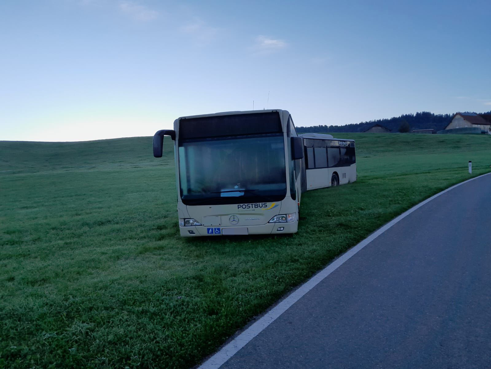 Der Bus wurde am Montagmorgen geborgen.