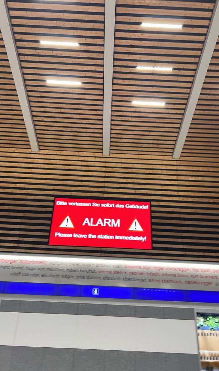 Auf den Bildschirmen am Bahnhof war "Alarm - bitte verlassen Sie sofort das Gebäude" zu lesen.