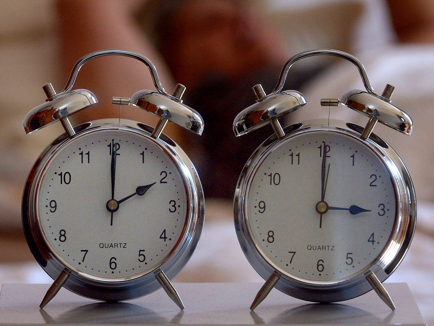 Der Sonntag dauert eine Stunde länger - Zukunft der Zeitumstellung in der EU weiter ungeklärt.