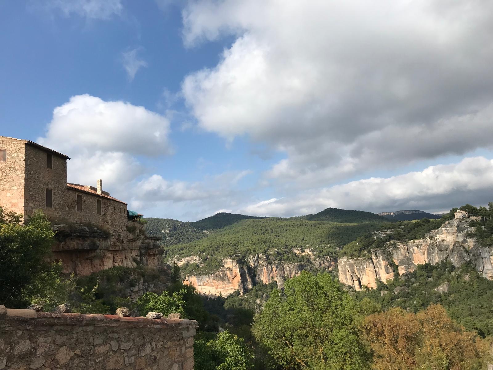 Die Felslandschaft macht Siurana zu einem Anziehungspunkt für Kletterer. Hier gibt es einige der schwersten Kletterrouten der Welt, unter anderem "Golpe de Estado" und "La Rambla". Die Felslandschaft macht Siurana zu einem Anziehungspunkt für Kletterer. Hier gibt es einige der schwersten Kletterrouten der Welt, unter anderem "Golpe de Estado" und "La Rambla".