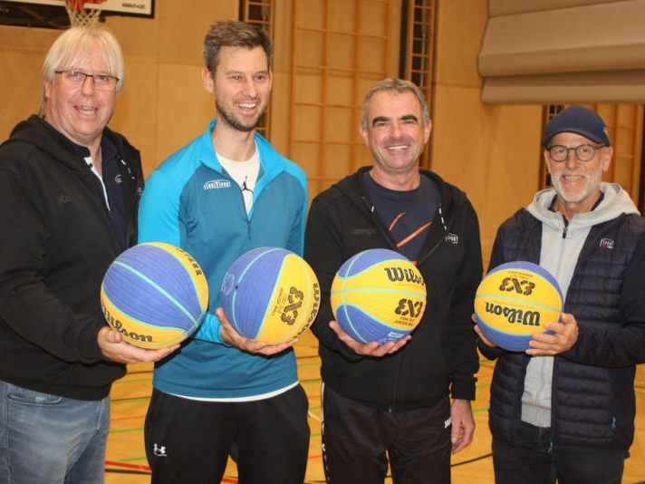 Peter Lins (2v.r.) und Andreas Khüny (2v.l.) mit Christoph Neyer und Conny Berchtold haben neue Methoden im Basketball Kurs präsentiert. Peter Lins (2v.r.) und Andreas Khüny (2v.l.) mit Christoph Neyer und Conny Berchtold haben neue Methoden im Basketball Kurs präsentiert.