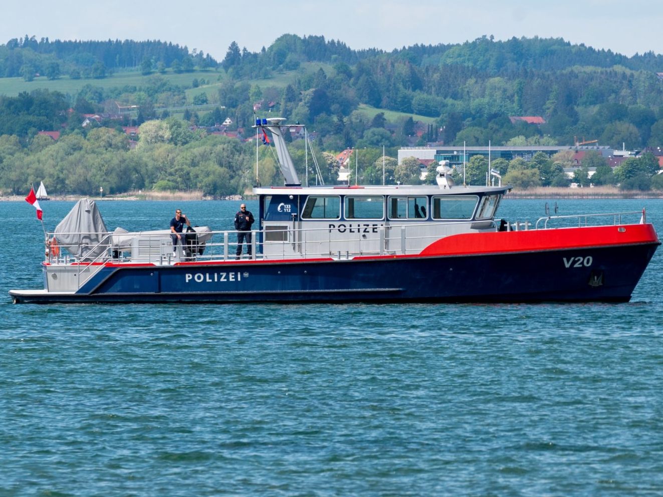 Die Wasserpolizei konnte einen Vater und seine Tochter aus einer Notlage auf dem Bodensee retten. Die Wasserpolizei konnte einen Vater und seine Tochter aus einer Notlage auf dem Bodensee retten.