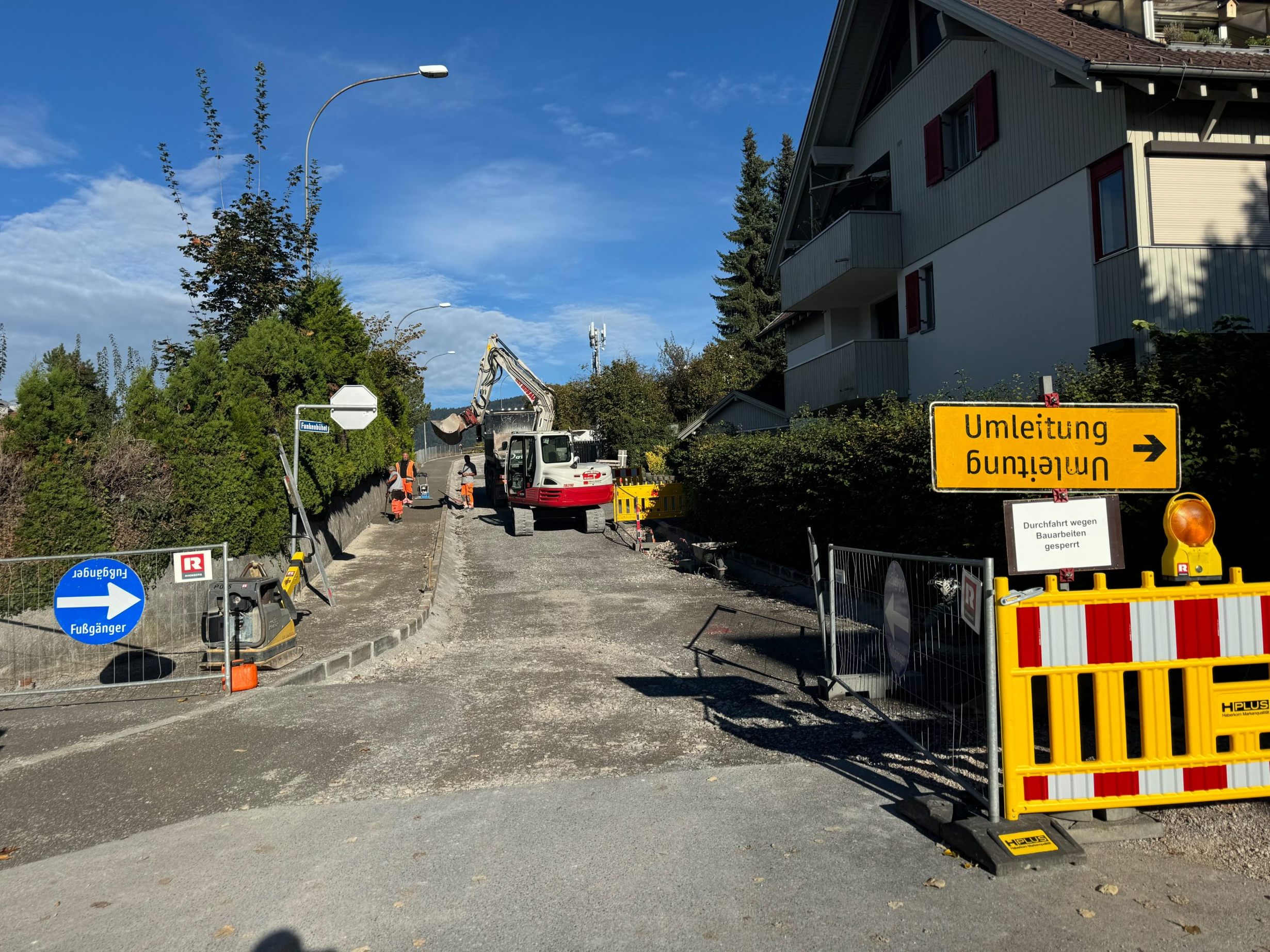 Eigentlich sollten die Bagger am Funkenbühel in Bregenz schon wieder abgefahren sein. Doch die Bauarbeiten sind hier noch voll im Gange.
