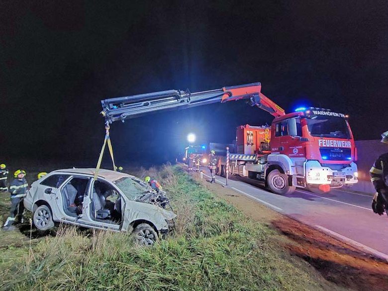 Der Wagen wurde stark beschädigt und kam seitlich auf der Fahrerseite in einer Wiese zum Stillstand. Der Wagen wurde stark beschädigt und kam seitlich auf der Fahrerseite in einer Wiese zum Stillstand.