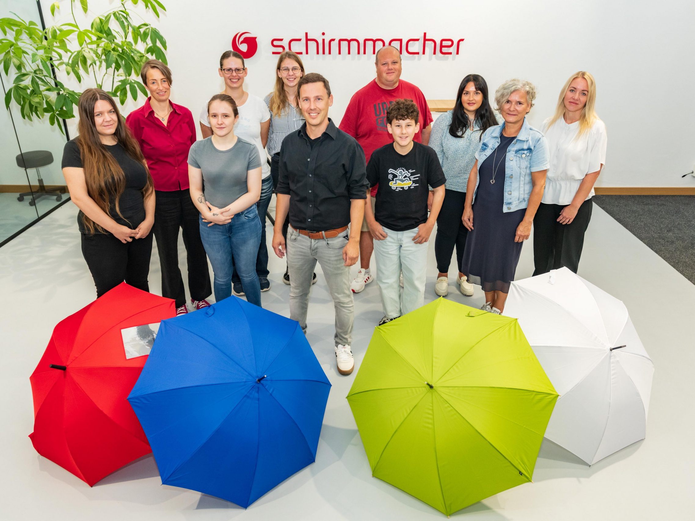 Das Schirmmacher-Team rund um Gründer Christian Ströhle (m.).