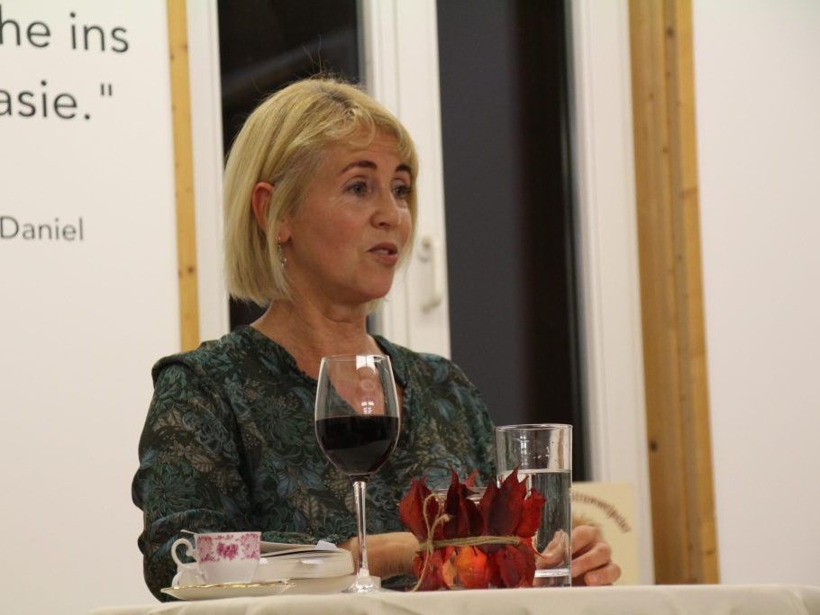 Valerie Travaglini und weitere Lyriker lesen auf dem 5. Lyrikfestival Vorarlberg. Valerie Travaglini und weitere Lyriker lesen auf dem 5. Lyrikfestival Vorarlberg.