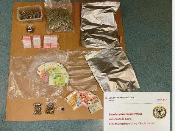 Bei der Hausdurchsuchung wurden Drogen und Bargeld sichergestellt. Bei der Hausdurchsuchung wurden Drogen und Bargeld sichergestellt.