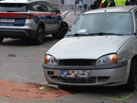 Der 30-jährige PKW-Lenker krachte frontal in den Streifenwagen.