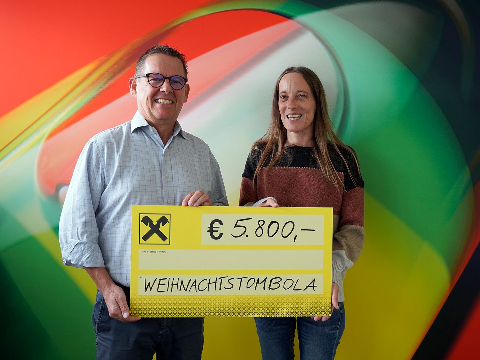 Herbert Windhager von SOLA übergibt 5.800 Euro an Martina Elbs für schwerkranke Kinder in Vorarlberg. Herbert Windhager von SOLA übergibt 5.800 Euro an Martina Elbs für schwerkranke Kinder in Vorarlberg.