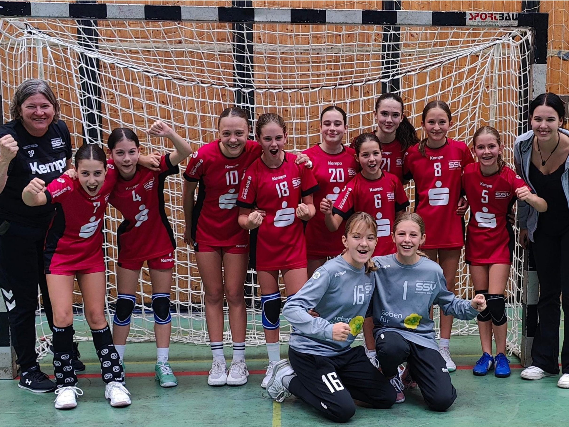 Die U12-Girls des SSV Dornbirn-Schoren bejubeln ihren Sieg gegen Wangen Die U12-Girls des SSV Dornbirn-Schoren bejubeln ihren Sieg gegen Wangen