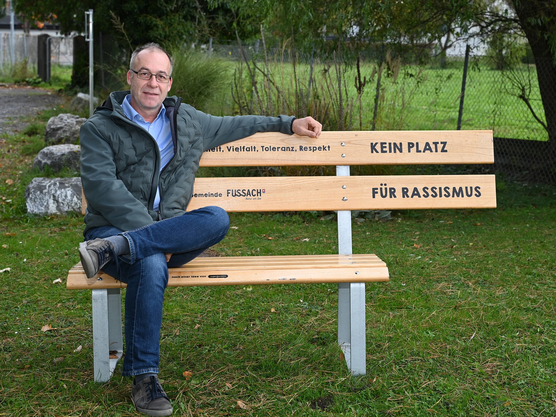Bgm. Thomas Fitz testet die neue Bank.