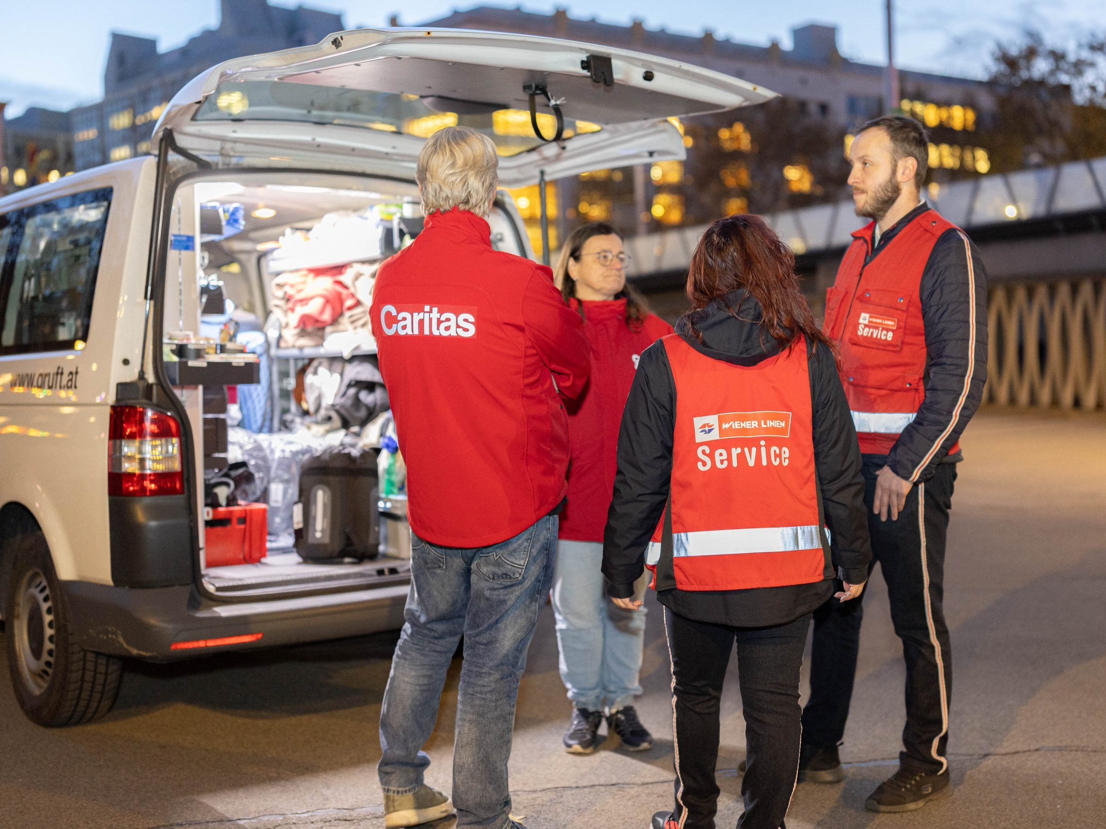 Die Wiener Linien und die Caritas sind in der kalten Jahreszeit wieder im Einsatz für obdachlose Menschen.