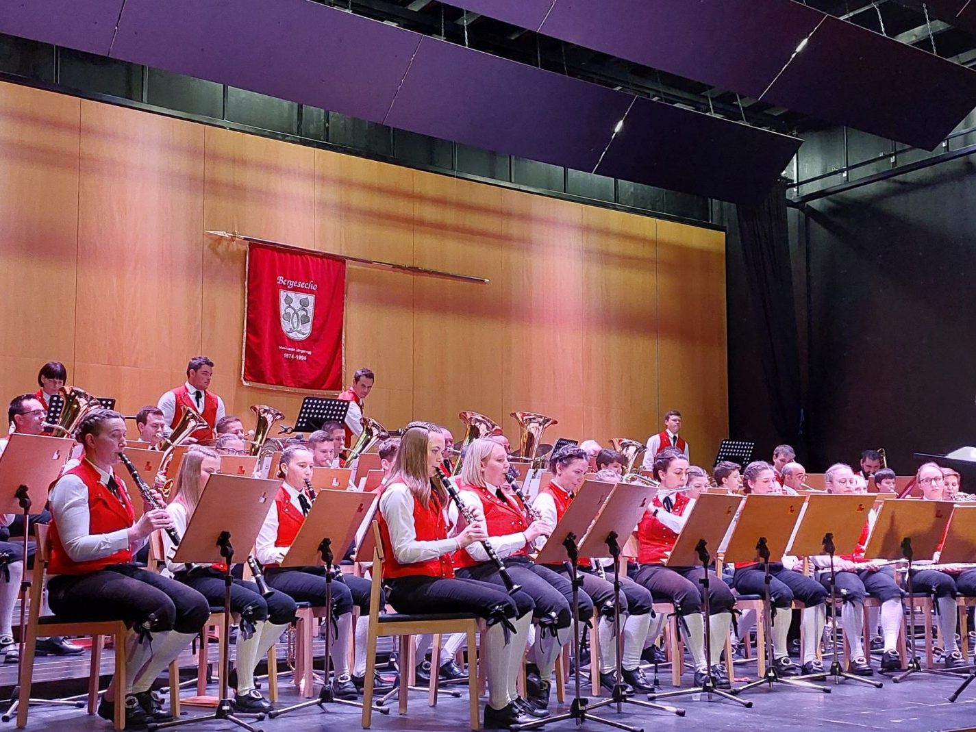 Die Langenegger Musikantinnen und Musikanten haben sich intensiv auf das Jubiläumskonzert vorbereitet. Die Langenegger Musikantinnen und Musikanten haben sich intensiv auf das Jubiläumskonzert vorbereitet.