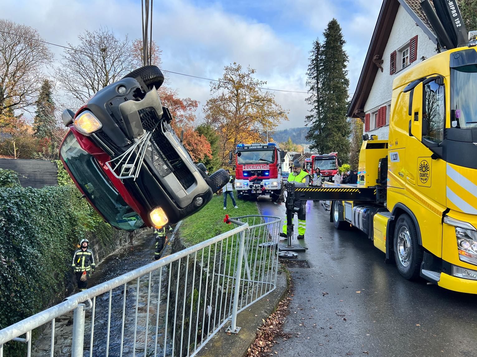 Lochau: Pkw in Graben gestürzt. Lochau: Pkw in Graben gestürzt.
