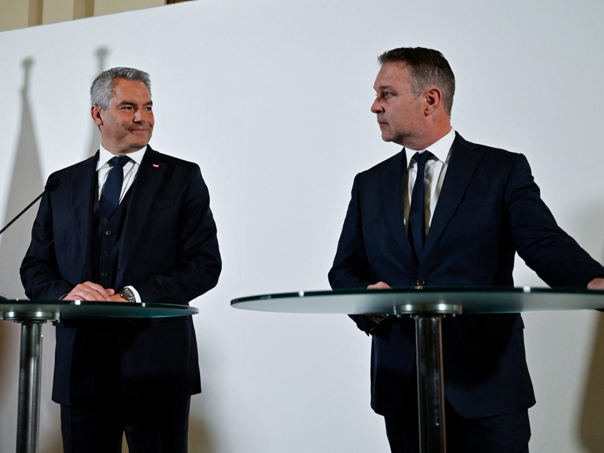 ÖVP und SPÖ laden die NEOS zu Sondierungen ein. ÖVP und SPÖ laden die NEOS zu Sondierungen ein.
