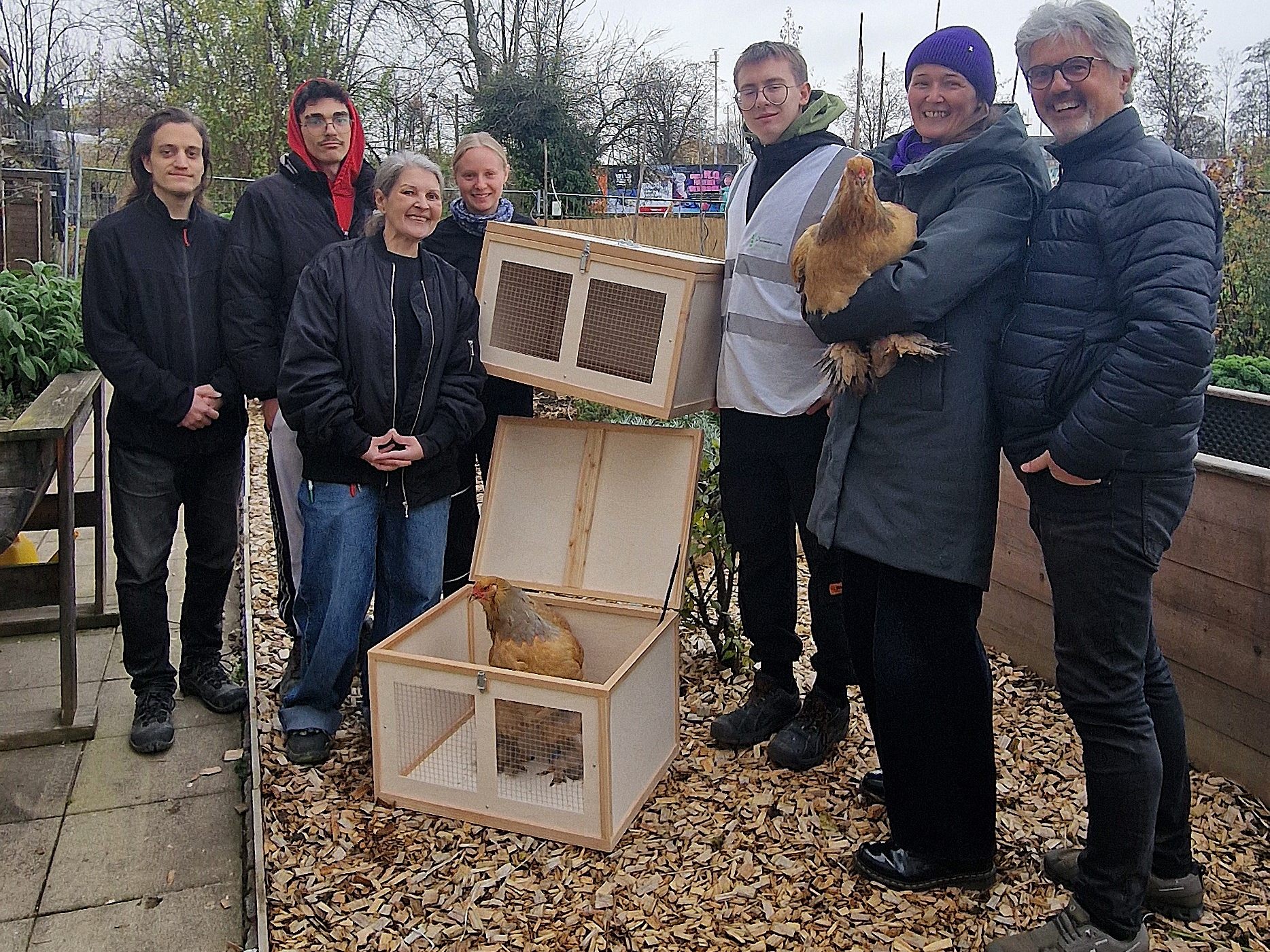Bild, v.l.n.r.: Robert Becker, Alin-Florian Terteleaca, Tanja Golderer, Amely Breyer, Vladislav Dovhopolyi, Stadträtin Elisabeth Edler, Elmar Luger mit der neuen Tierkiste.
