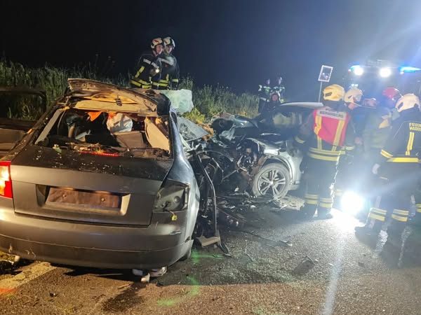 Bei dem schweren Unfall kamen zwei Männer ums Leben. Bei dem schweren Unfall kamen zwei Männer ums Leben.