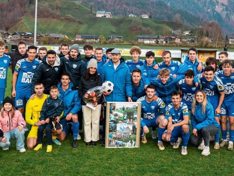 Der FC Au-Trainer Alexander Muxel (Mitte) wurde gebührend verabschiedet.