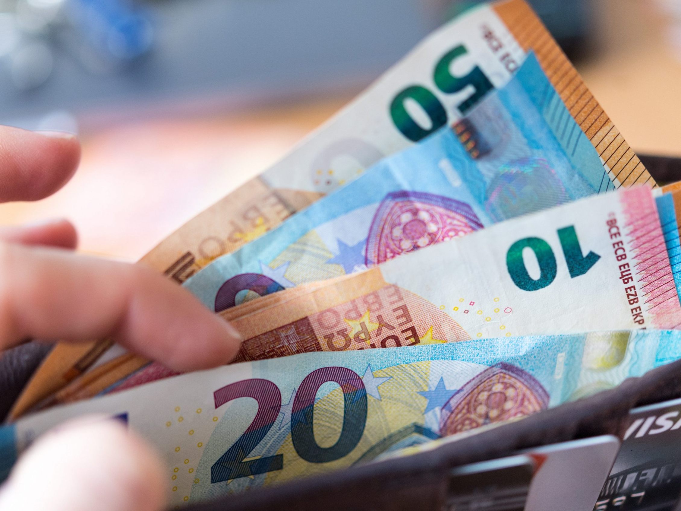 Einigung auf 4 Prozent mehr Gehalt für Caritas-Mitarbeiter. Einigung auf 4 Prozent mehr Gehalt für Caritas-Mitarbeiter.
