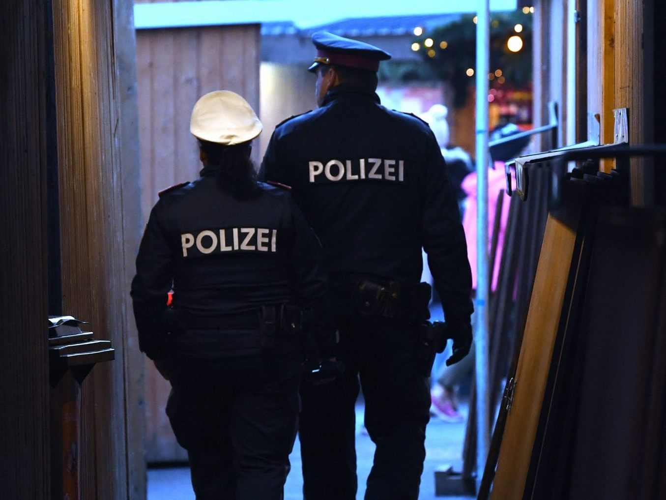 Die Polizei nahm die Verdächtigen fest. Die Polizei nahm die Verdächtigen fest.