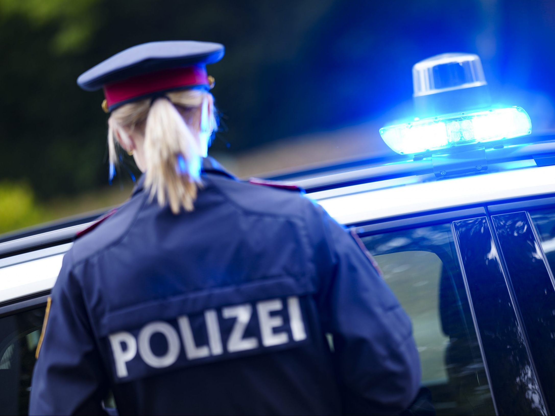 Die Polizei fand ein lebloses Kind in der Wohnung. Die Polizei fand ein lebloses Kind in der Wohnung.