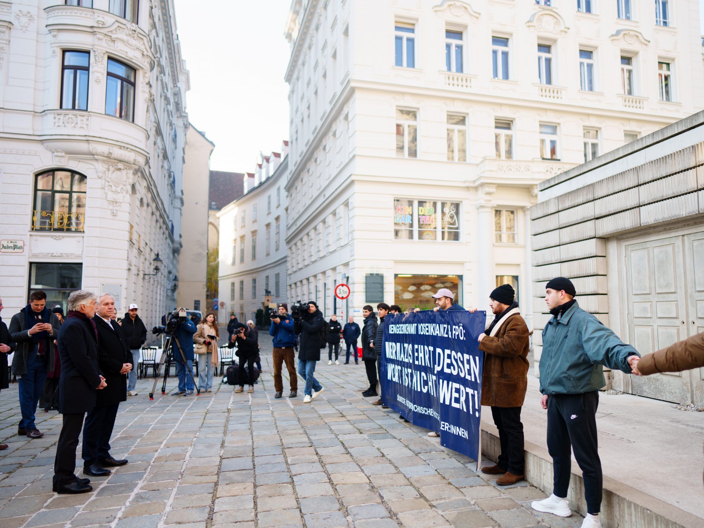 Kein Durchkommen für Rosenkranz beim Judenplatz.