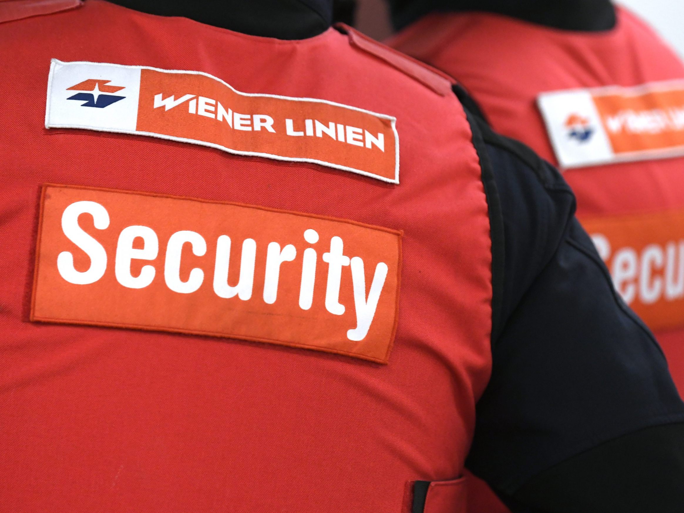 Security-Mitarbeiter der Wiener Linien wurden mit einer Waffe bedroht. Security-Mitarbeiter der Wiener Linien wurden mit einer Waffe bedroht.