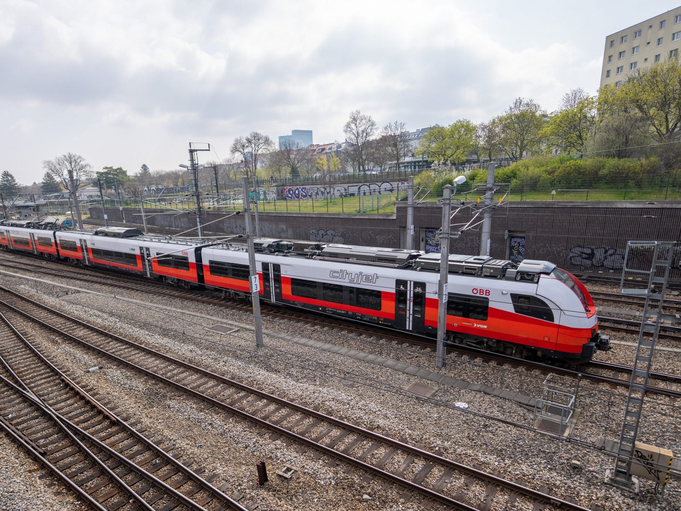 Ein ÖBB-Zug in Wien. Ein ÖBB-Zug in Wien.