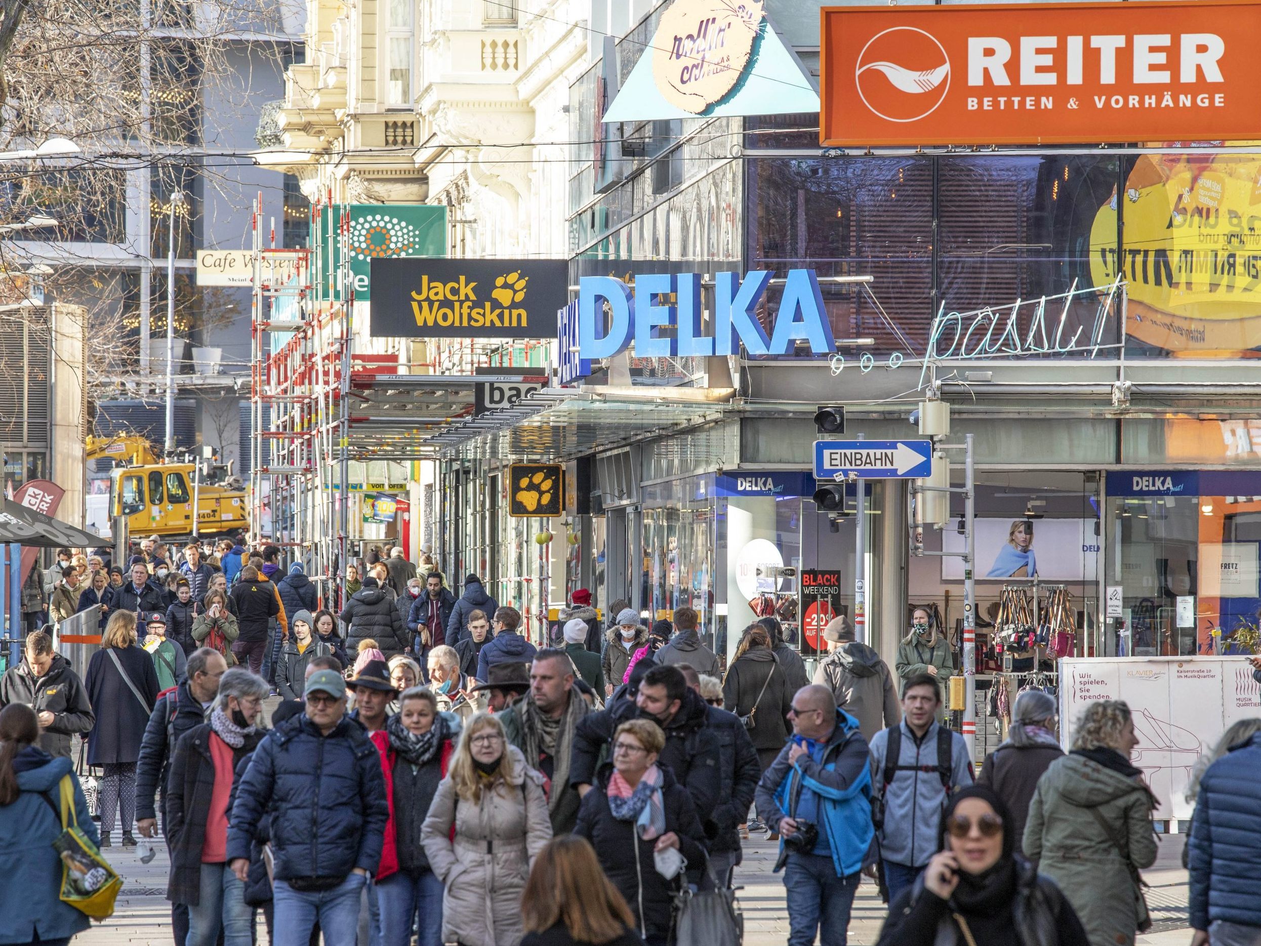 Obdachlosigkeit auf der Mariahilfer Straße in Wien ist kein neues Phänomen. Obdachlosigkeit auf der Mariahilfer Straße in Wien ist kein neues Phänomen.