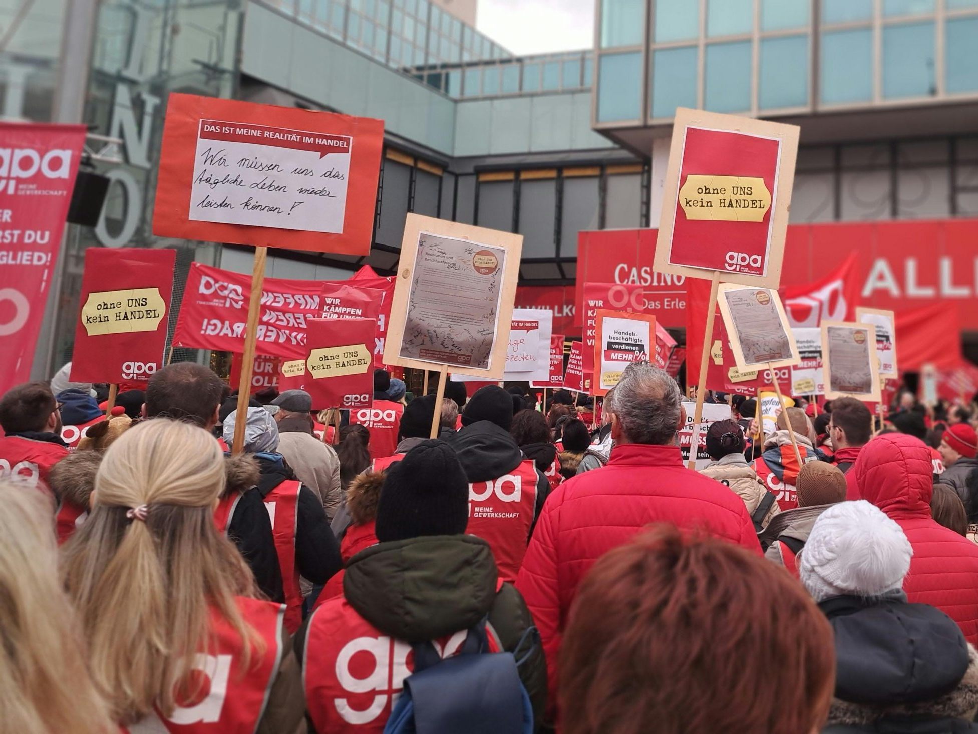 Kundgebung für einen fairen Gehaltsabschluss im Handel. Kundgebung für einen fairen Gehaltsabschluss im Handel.