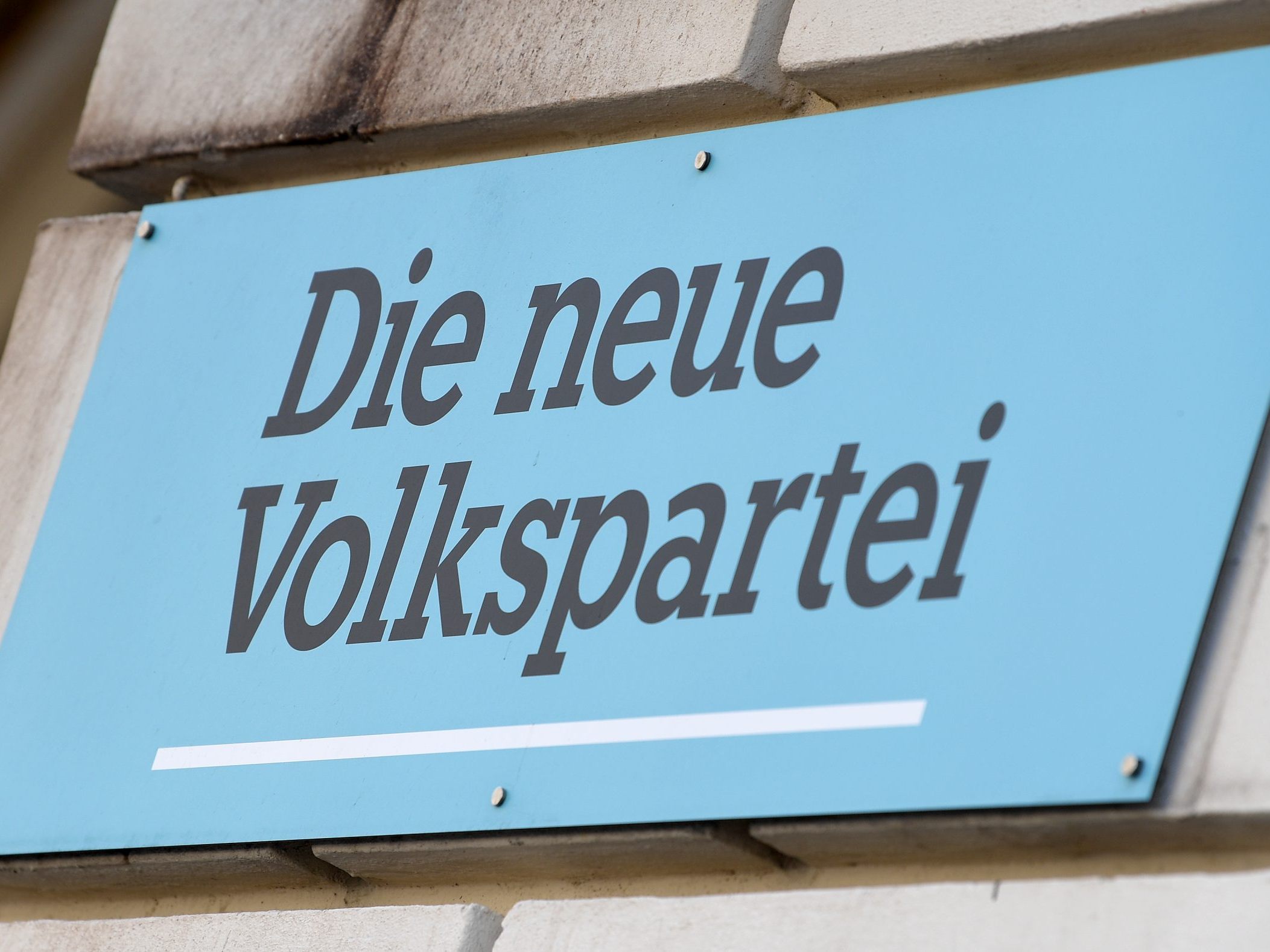Drei Täter besprühten die ÖVP-Parteizentrale in Graz mit einem Graffiti.