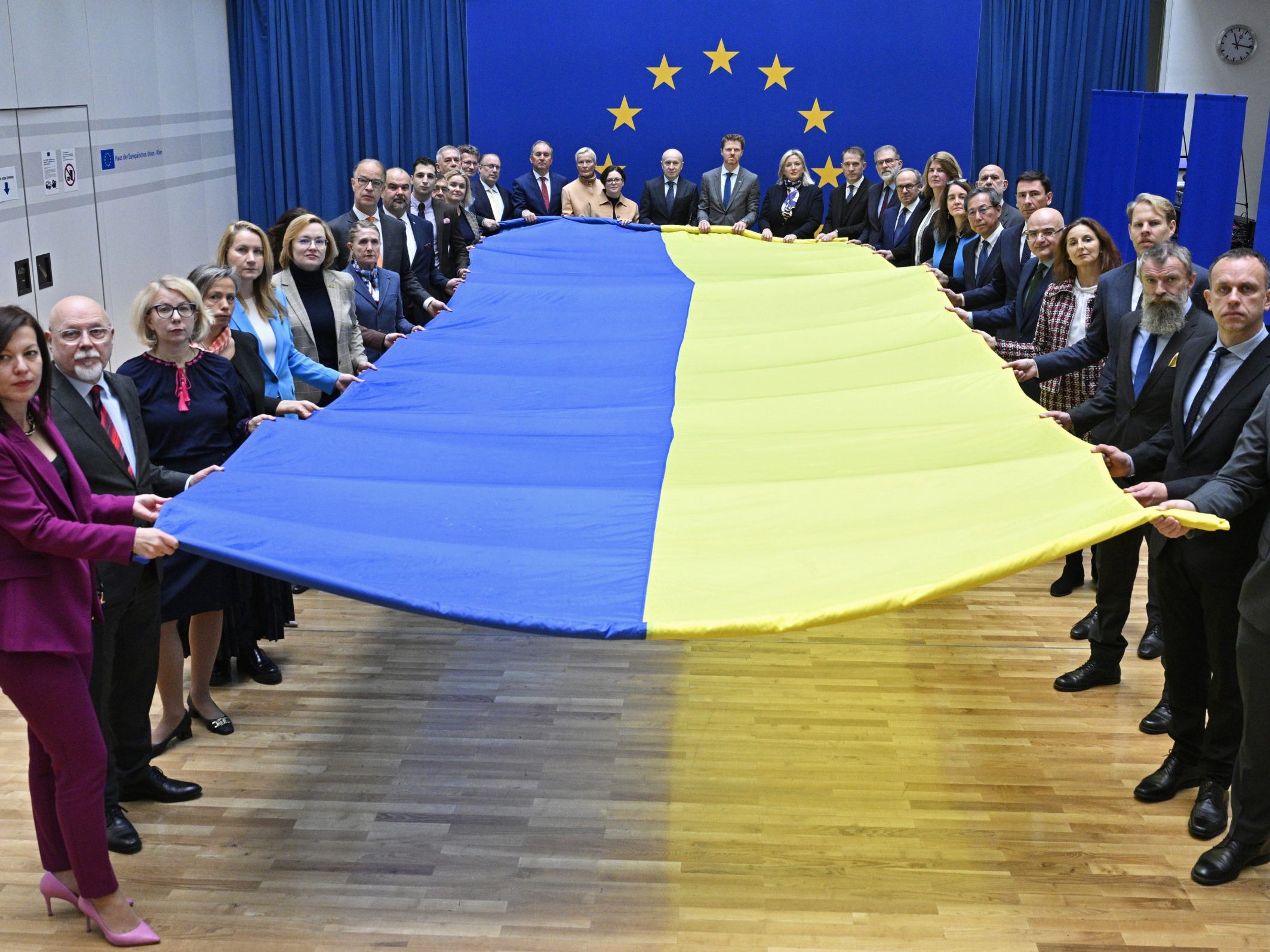 Solidarität mit der Ukraine mit Botschafterinnen und Botschaftern der EU-Staaten in Wien.
