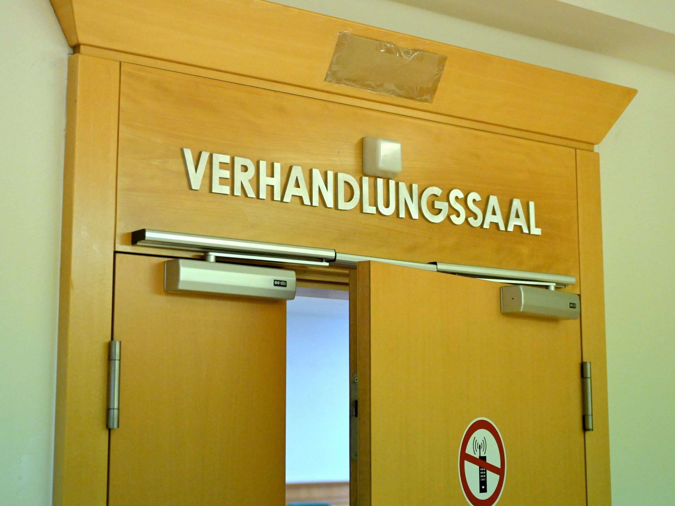 Ein 17-Jähriger muss sich wegen der Vergewaltigung einer Zwölfjährigen in einer Parkgarage verantworten. Ein 17-Jähriger muss sich wegen der Vergewaltigung einer Zwölfjährigen in einer Parkgarage verantworten.