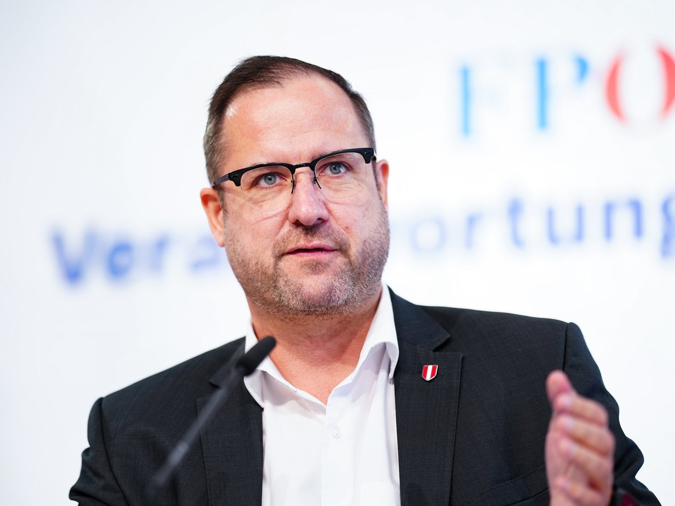 "Die Getreuen verlassen das sinkende Schiff", so die FPÖ.