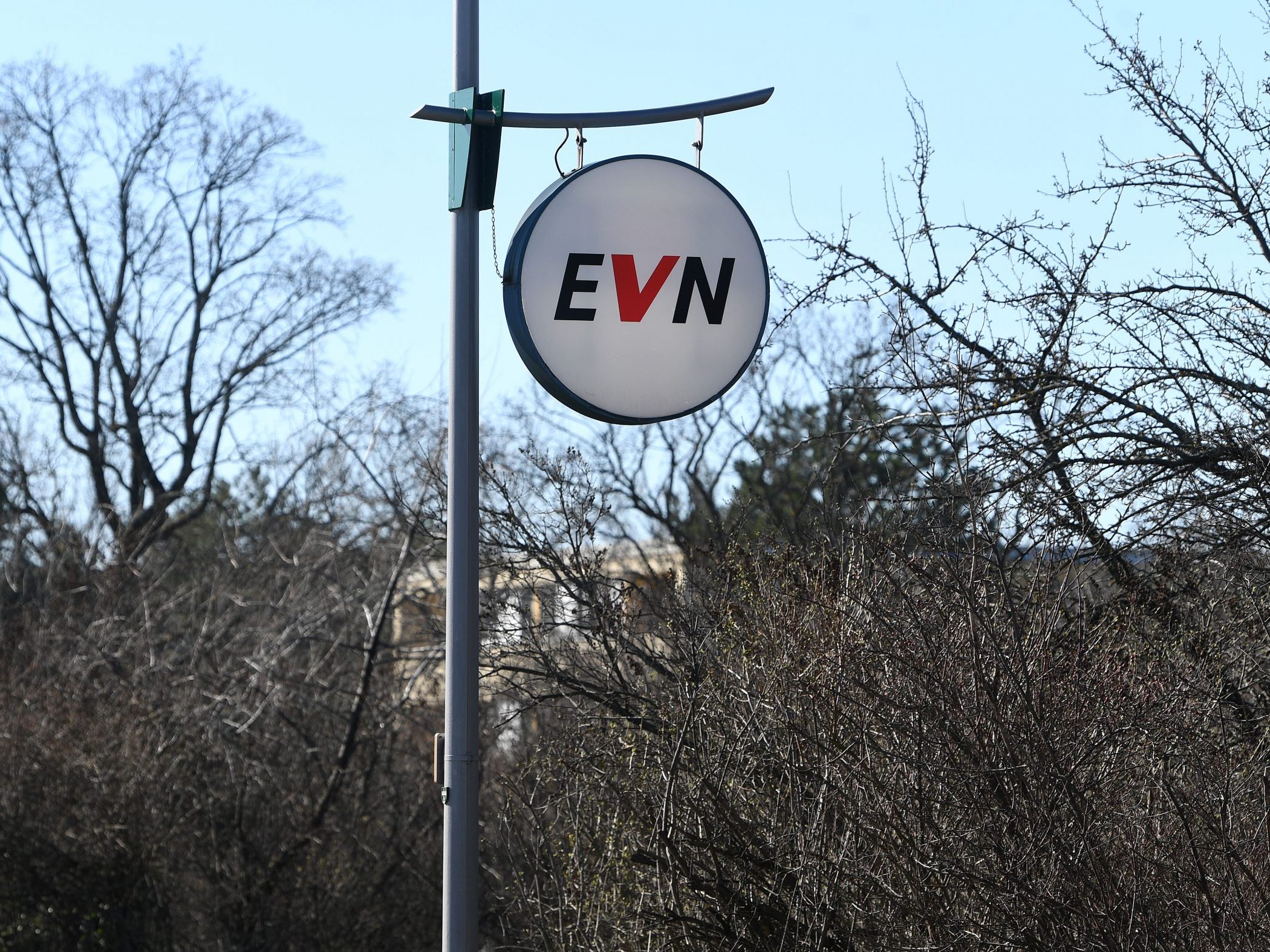 "Das Hochwasser hat nicht nur große Schäden an der Müllverbrennungsanlage verursacht, sondern auch erhebliche Mengen an Sperrmüll hinterlassen", so die EVN. Das Foto zeigt ein Logo des Energieversorgers in Niederösterreich. "Das Hochwasser hat nicht nur große Schäden an der Müllverbrennungsanlage verursacht, sondern auch erhebliche Mengen an Sperrmüll hinterlassen", so die EVN. Das Foto zeigt ein Logo des Energieversorgers in Niederösterreich.