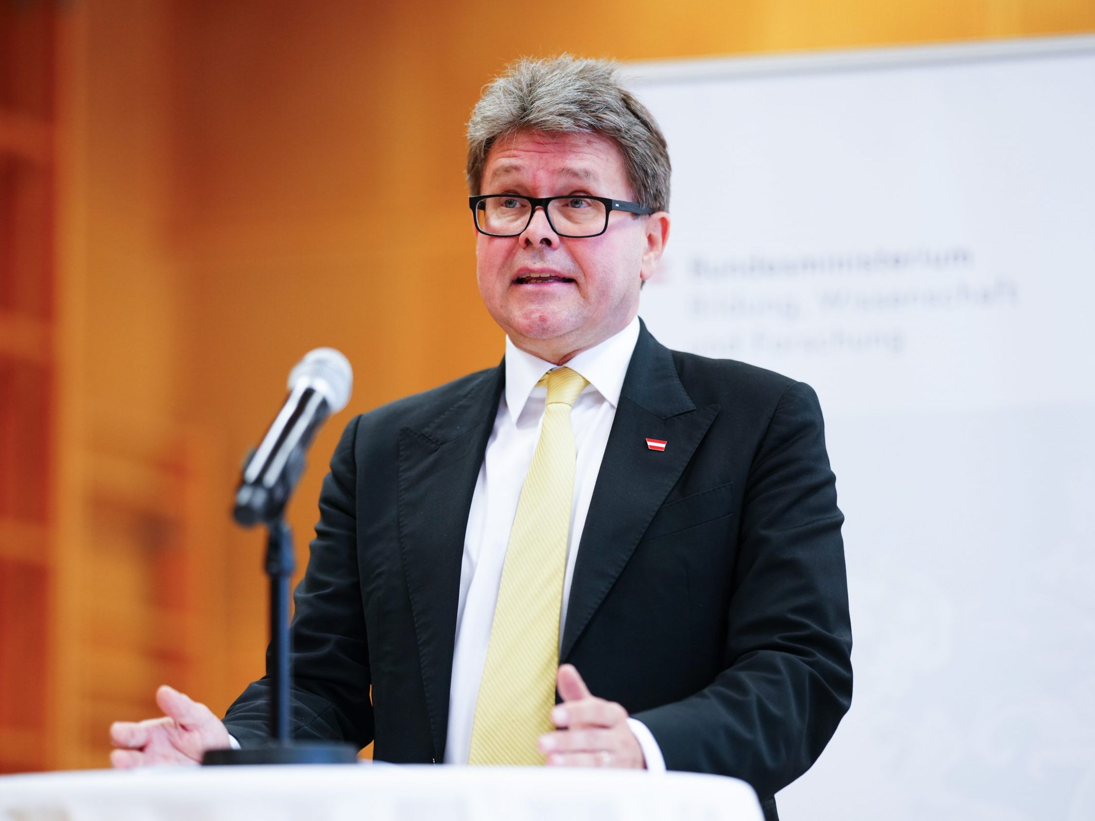 Das Bildungsministerium will Gewalt an Schulen mit einem Videowettbewerb entgegenwirken.
