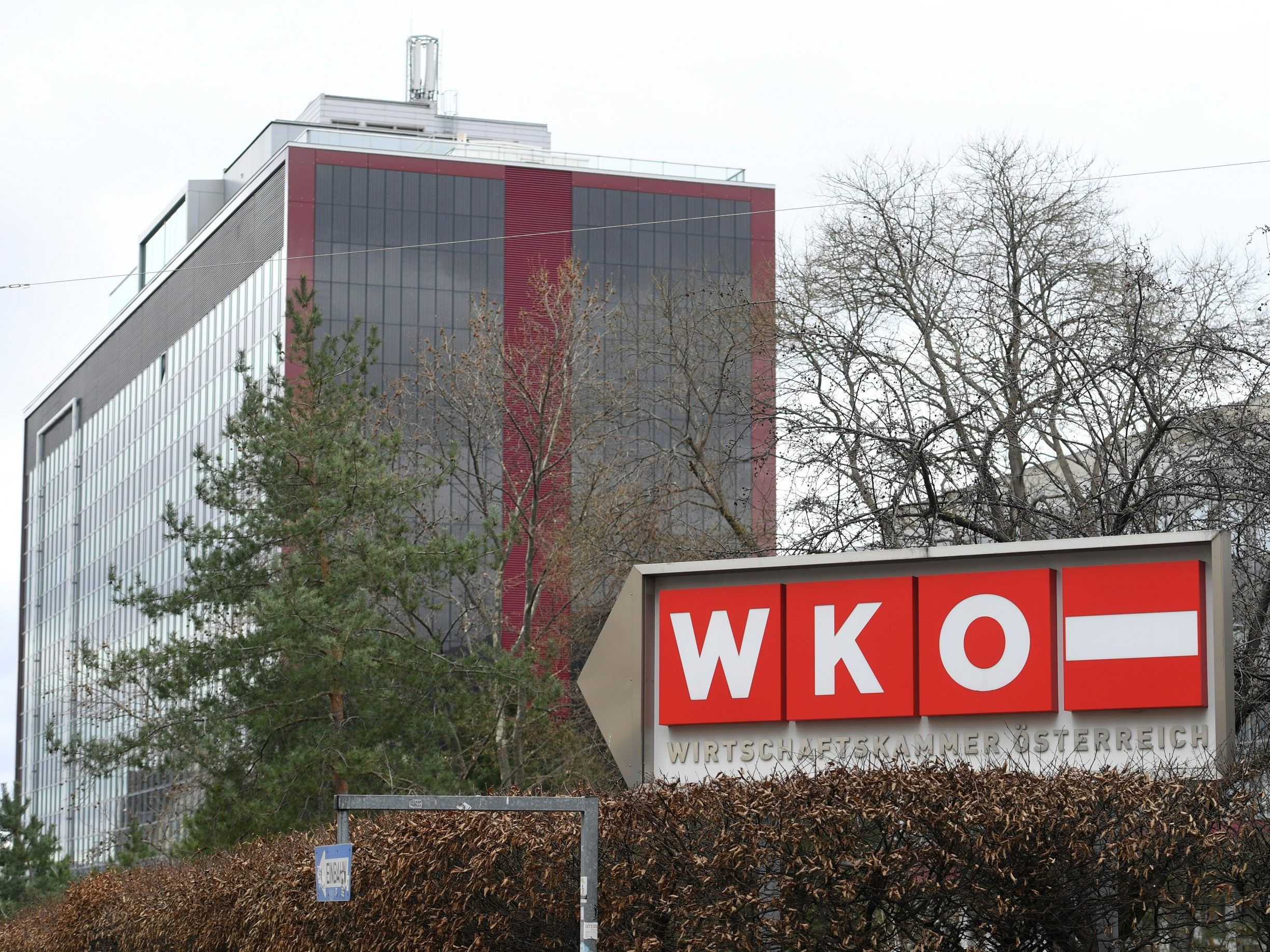 "Dass die Wirtschaft auf das zweite Rezessionsjahr in Folge zusteuert, zeigt sich auch im Budget der Wirtschaftskammer", erklärte der Vizepräsident. "Dass die Wirtschaft auf das zweite Rezessionsjahr in Folge zusteuert, zeigt sich auch im Budget der Wirtschaftskammer", erklärte der Vizepräsident.