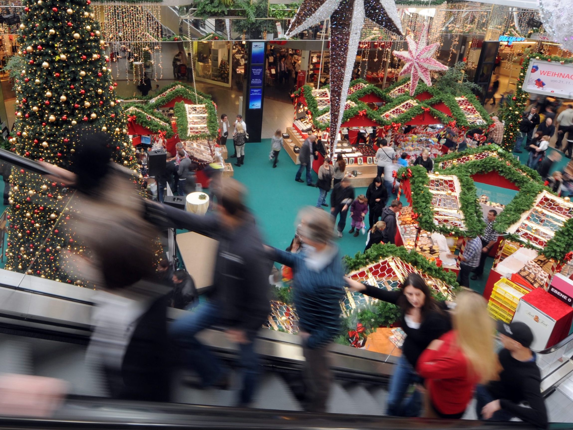 Die hohen Preise sorgen für Zurückhaltung beim Weihnachtsshopping.