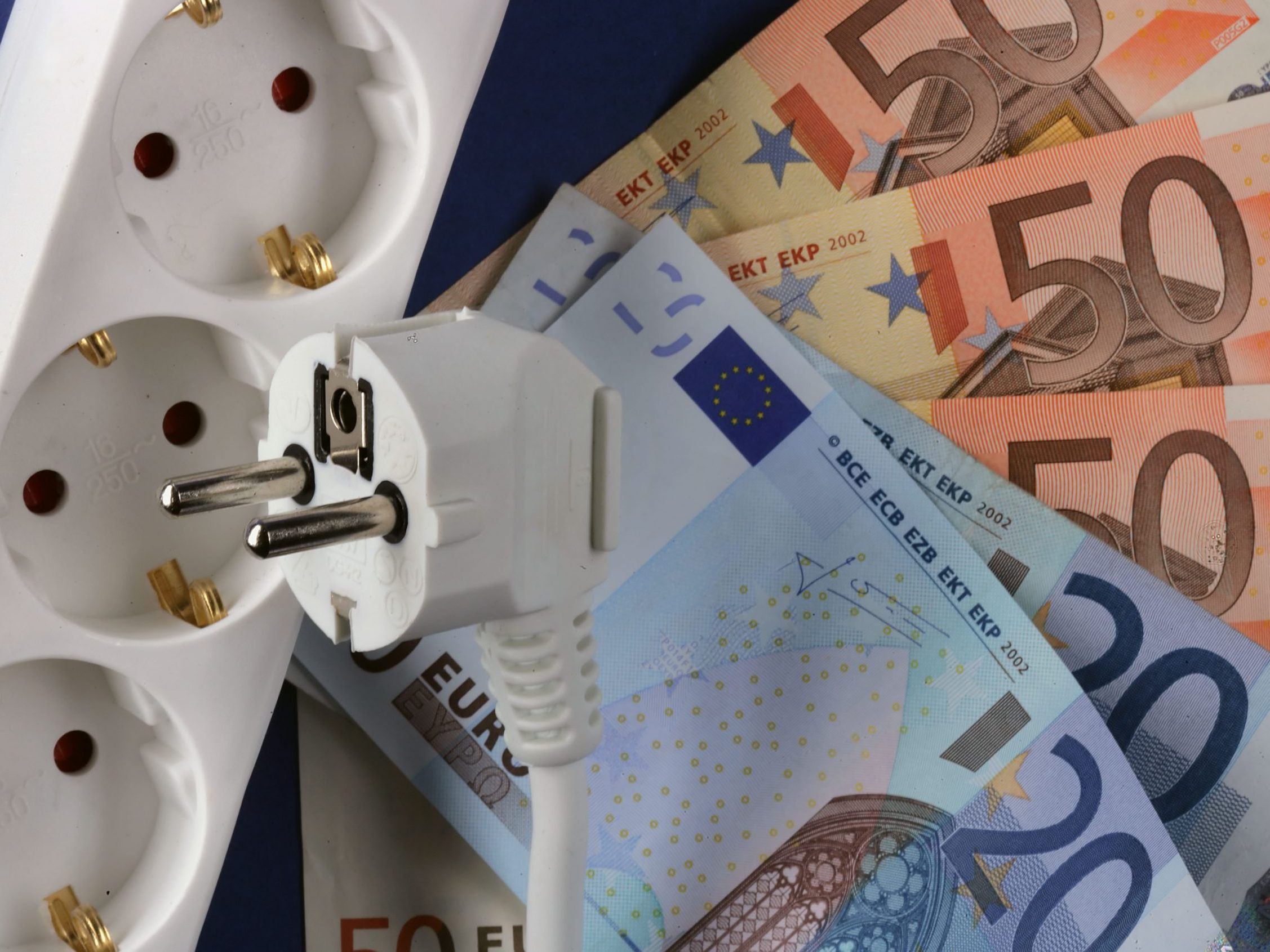 Die Netzkosten für Strom und Gas steigen 2025 deutlich.