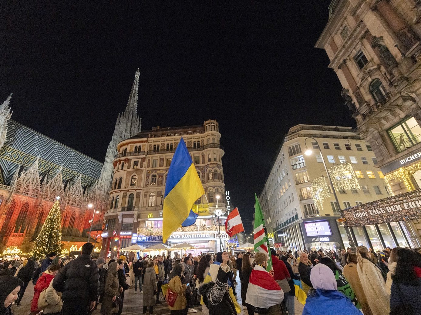 Der tausendste Tag des Ukraine-Kriegs hat sich in der Wiener Innenstadt mit einer Demonstration bemerkbar gemacht.