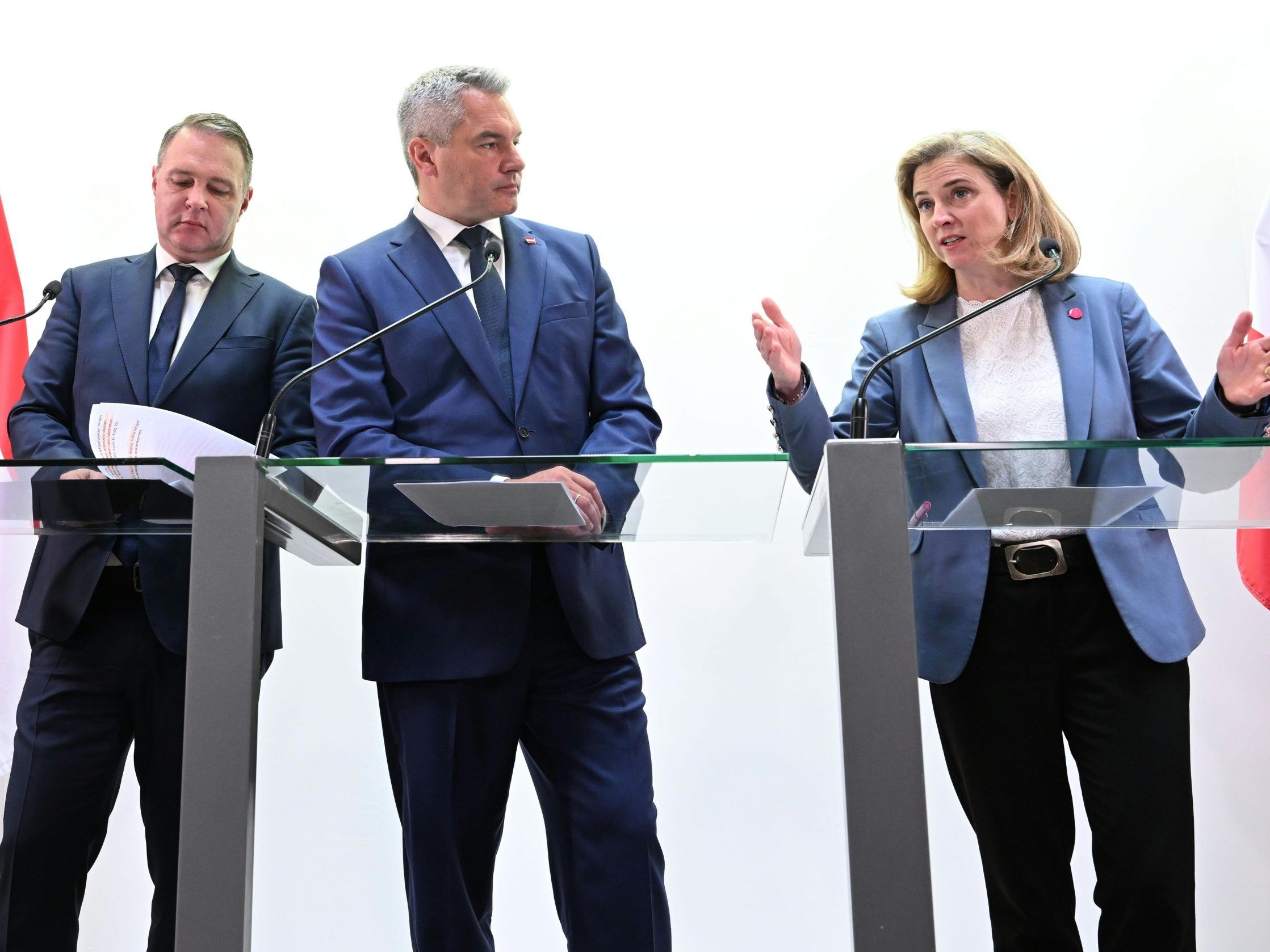 Auch am Tag nach der Steiermark-Wahl wird im Bund über eine Koalition verhandelt. Im Bild: Die Parteichefs von SPÖ, ÖVP und NEOS bei einem Medientermin in der Vorwoche.