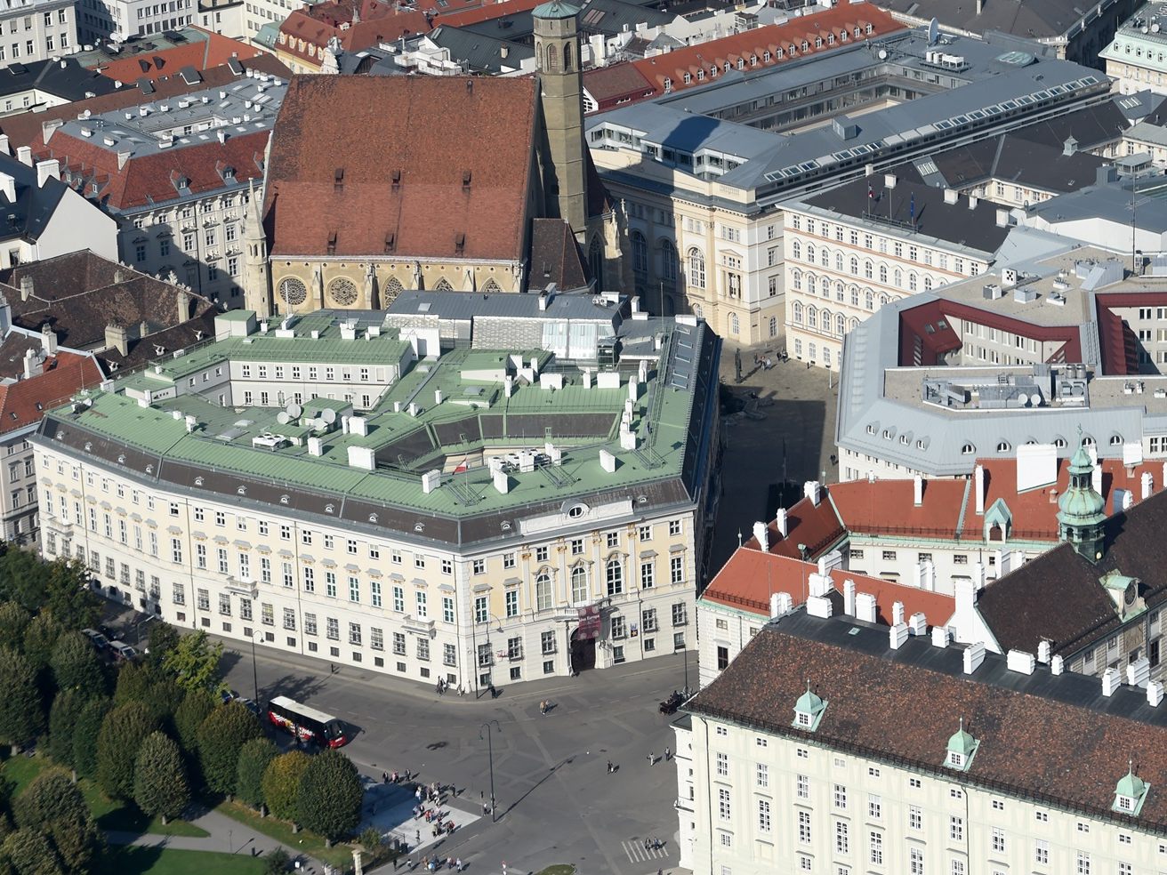 Die Beleuchtungsaktion "Red Wednesday" wird sich auch am Bundeskanzleramt zeigen.