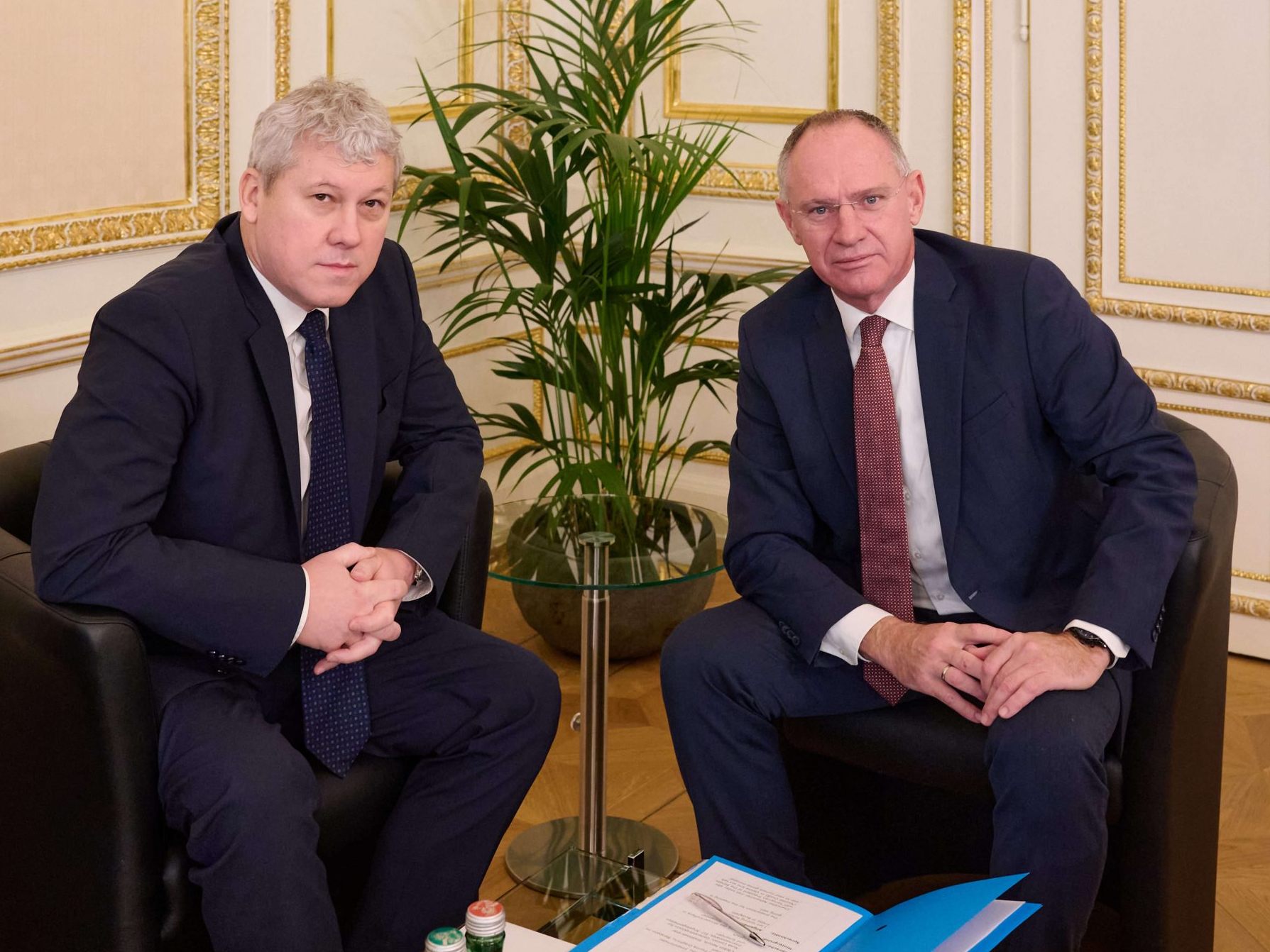 Innenminister Karner trifft Cătălin Predoiu zu einem Arbeitsgespräch in Wien.