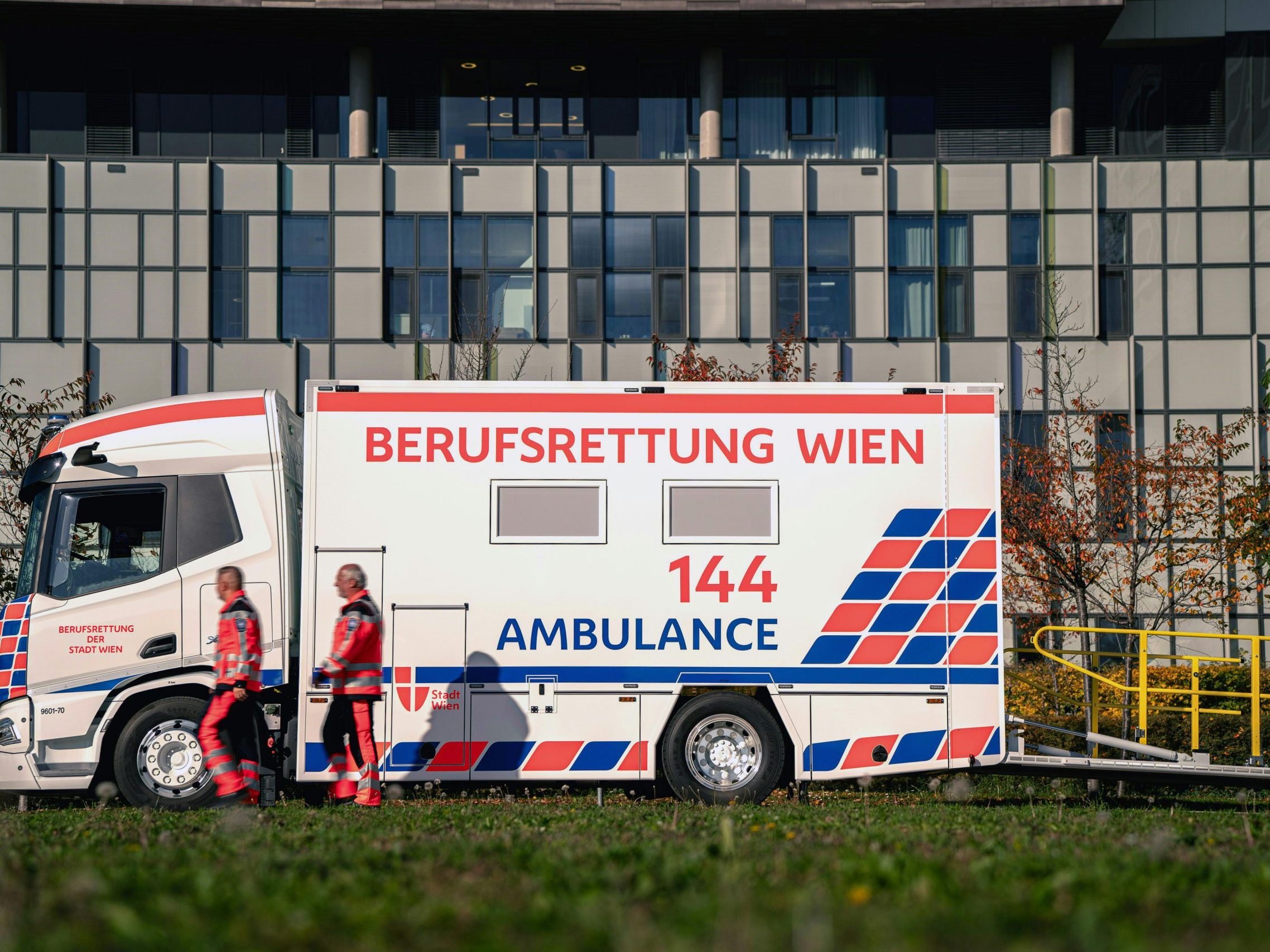 Der neue Bettenintensivtransporter hängt den alten in puncto Fahrsicherheit ab. Der neue Bettenintensivtransporter hängt den alten in puncto Fahrsicherheit ab.